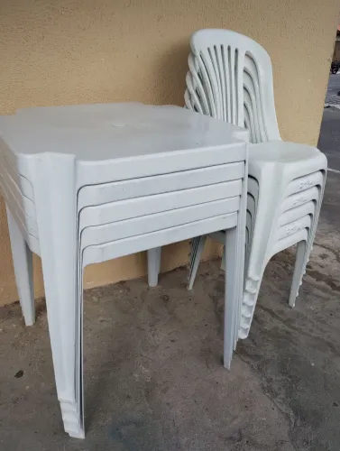 Vendo conjunto de mesas de plástico