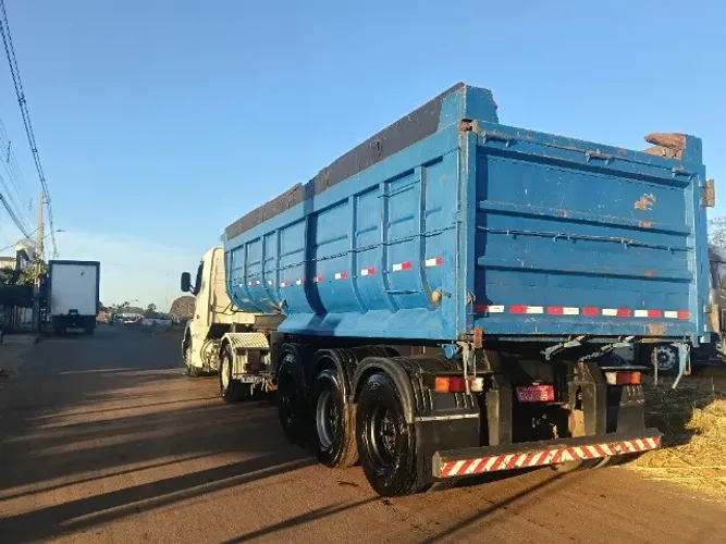 Vende se Cacamba Pastre pra caminhão trucado aceito proposta s/meu 75000 watzap 62 99 8313