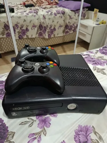 Xbox 360 slim - Desbloqueado - 2 Controles Bluetooth - HD 500GB - Lotado de Jogos