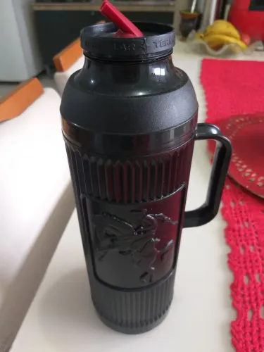 Garrafa térmica de 1 litro Chimarrita ideal para chimarrão ou café R$ 35