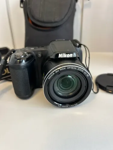 Câmera digital Nikon Coolpix L810 com tripé
