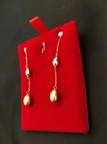Brinco pendente em ouro amarelo 18k com diamantes