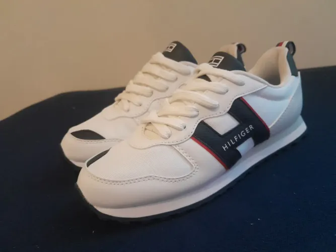 Tênis original Tommy 34-35 preço negociável