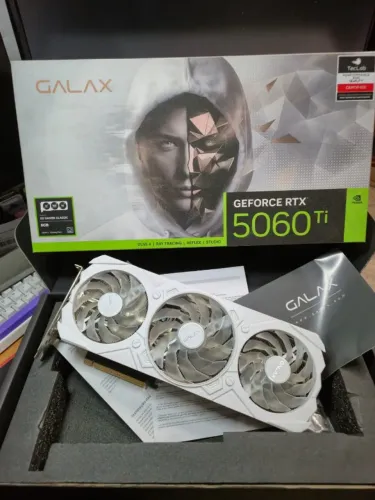Placa de vídeo NVIDIA Geforce RTX 5060 TI 8Gb Galax Branca 3 fans