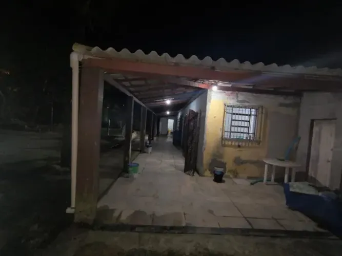 Casa com piscina, lago, 900 m2, 3 wc, 4 quartos, vagas para 8 carros, em Bertioga/Santos