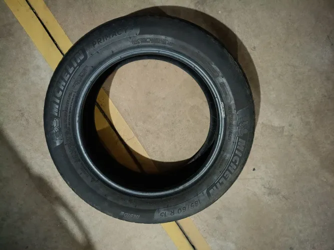 Par de Pneus Michelin 185/60 R15 - Conservados / Sem Vulcanização