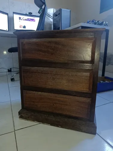 Mesa de Cabeceira em Madeira com 3 Gavetas