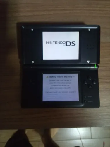 NINTENDO DS (tela de baixo meio apagada)