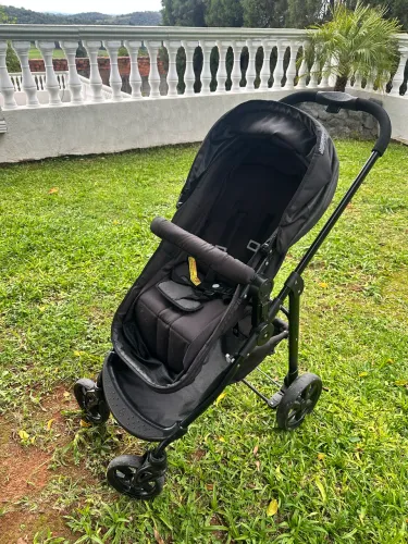 Carrinho de bebê usado