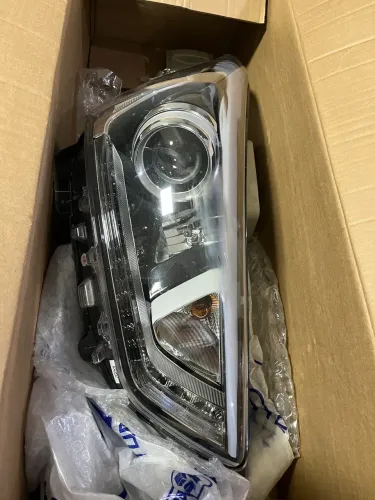 Farol do Hyundai Creta ano 2020 lado direito original, está na caixa.