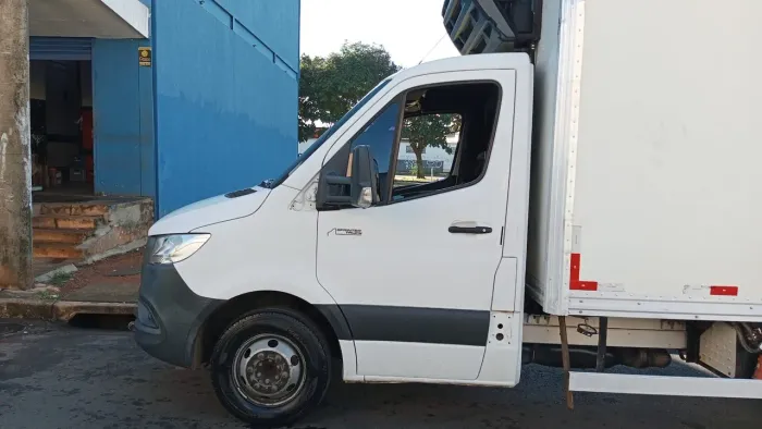 caminhão refrigerados baú Mercedes-Benz ano 2022
