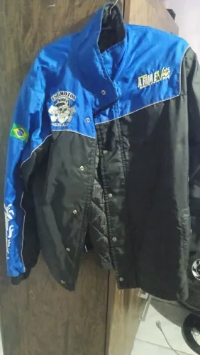 Três jaqueta sendo uma corta vento 