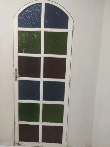 Porta de ferro com vidros coloridos