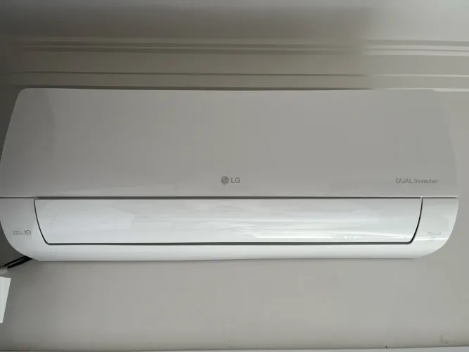 Ar-Condicionado LG Dual Inverter ThinQ 9.000 BTUs Quente e Frio - 220V
