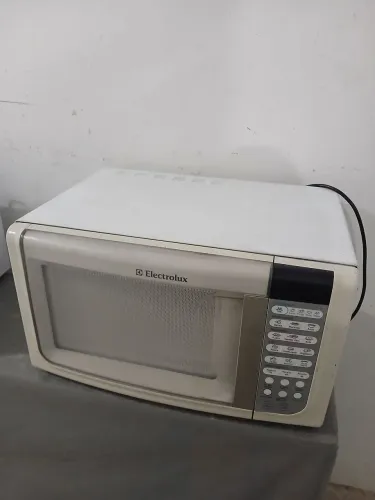 Microondas 23 litros Electrolux funcionando bem 