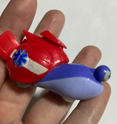 Carro  brinquedo com roda embaixo 