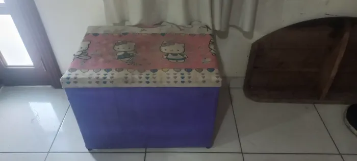  Baú / Puff Infantil Hello Kitty com marcas de uso - Barato