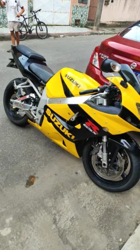 Vendo ou troco gsxr 750 srad