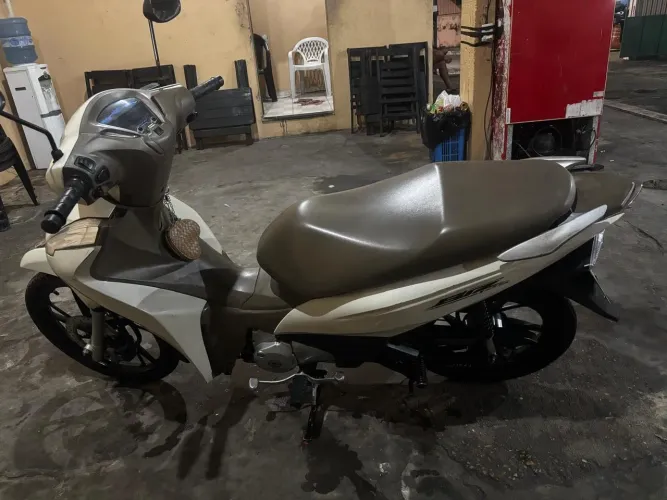 Vendo Honda Biz segunda dona
