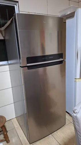 Vendo geladeira inox com 2 meses de uso de 3.000,00 por 2.500,00