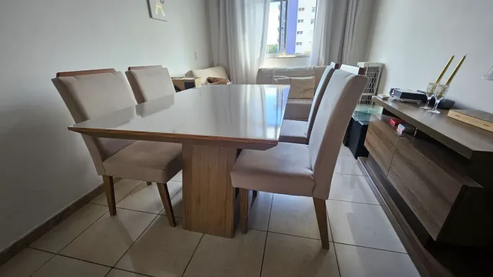 Mesa com 4 cadeiras