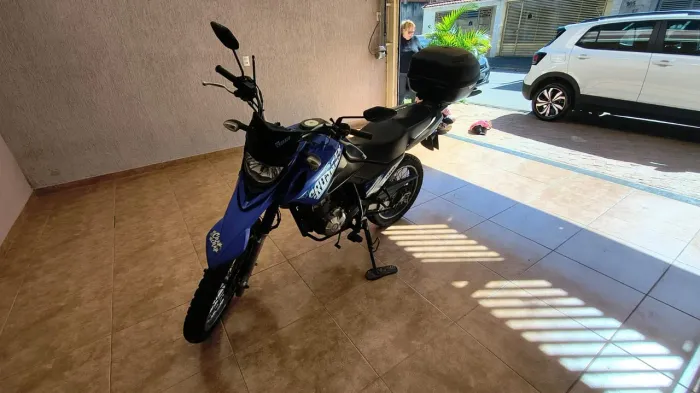 Moto com procedência , 2° dono, nunca caiu e bateu !