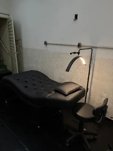 Vende-se maca, mocho e luminária