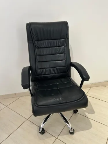 EXTREMAMENTE CONFORTÁVEL Cadeira presidente com molas ensacadas