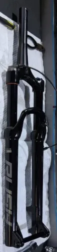 Suspensão boost tapered ar e óleo 