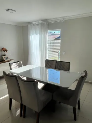 Mesa de jantar 6 lugares linda e espaçosa
