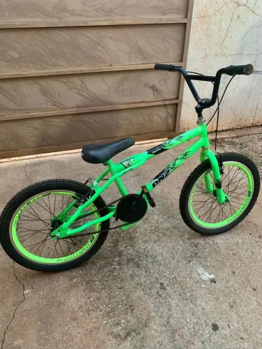 Bicicleta infantil aro 20 semi nova 