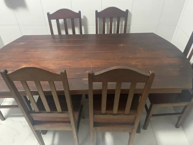 Mesa com 6 cadeiras, usada , tdo em madeira maciça