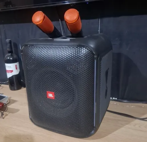 Caixa de som jbl com 2 microfone