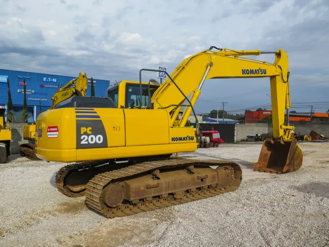 Escavadeira KOMATSU PC200 2014 com 5.800h de operação