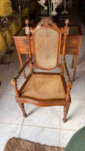 Linda cadeira colonial em palha indiana, obs: esta com uma pequena avaria
