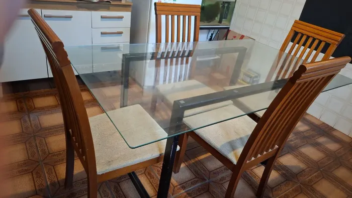 Mesa com 4 cadeiras 