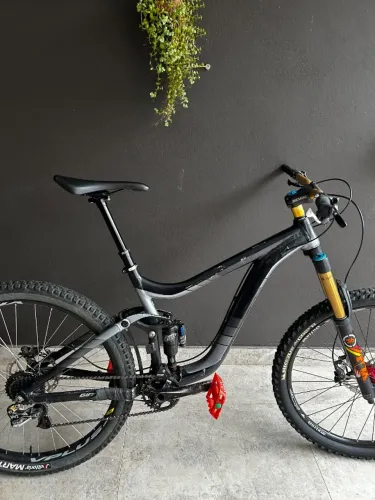 Bicicleta giant full suspension