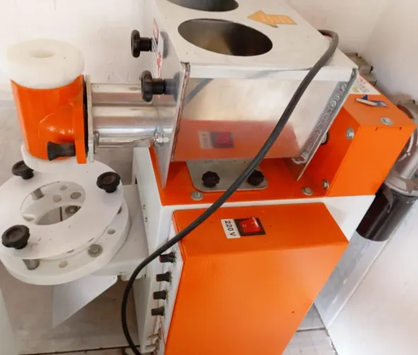 Máquina de salgados. De 6.500,0 por 6.000,0