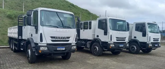 Iveco Tector 170E21 ano 2023, 6x2, com carroceria, cabine suplementar de 8 lugares, em SP