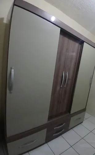 Guarda roupa de excelente qualidade, com pouco uso podemos negociar valor