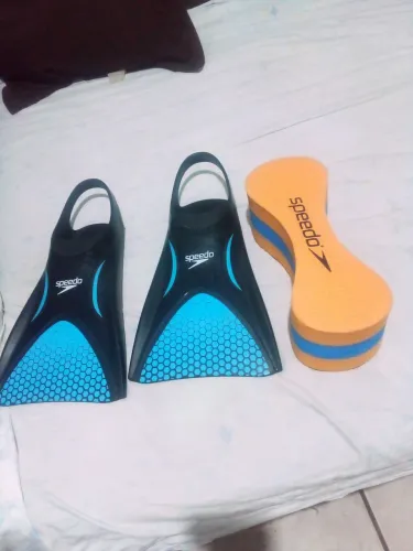Nadadeira speedo power fin e flutuador ( zerado )
