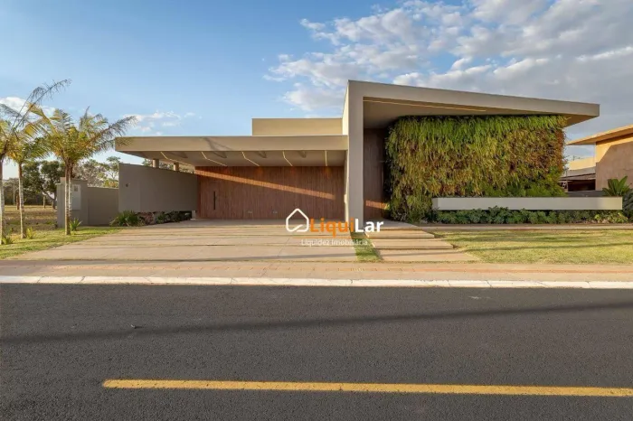 Casa Térrea de Alto Padrão em Condomínio de Luxo com 4 Suítes, Piscina Aquecida e Campo de