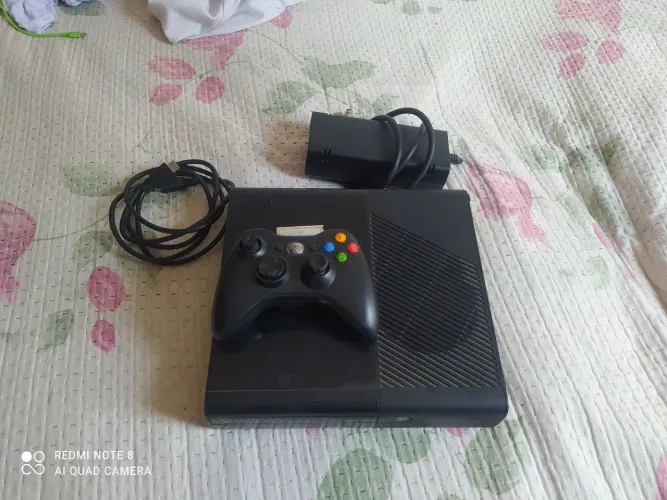 Vendo x box 360 com 1 controle