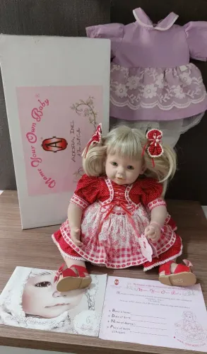 Boneca Adora doll