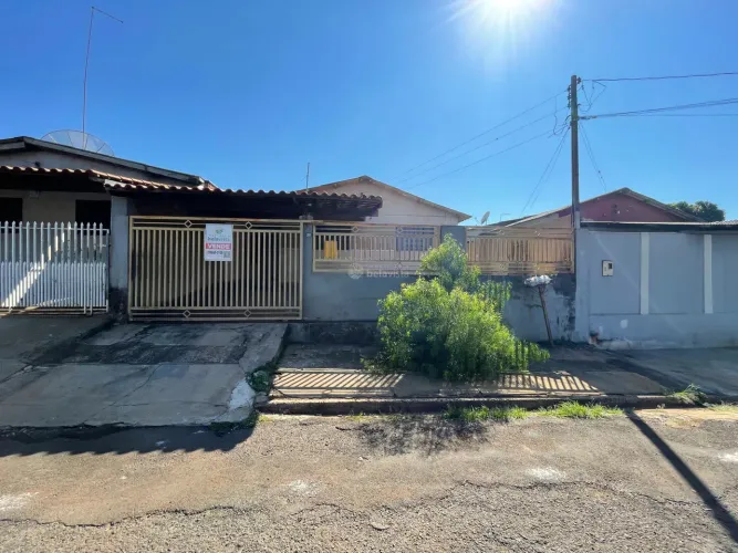 CASA À VENDA NO MICHEL SONI EM APUCARANA.