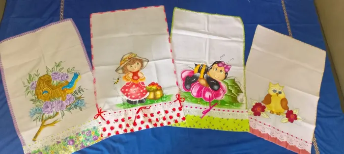 Artesanato Decorativa Tecidos Variados (Pano de Prato) Pintado c/ acabamento borda/barra.