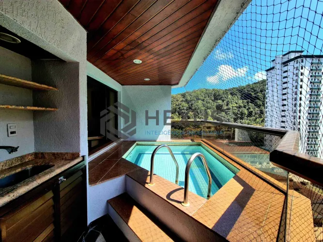 Apartamento reformado com piscina e churrasqueira na varanda na Praia das Pitangueiras, Gu