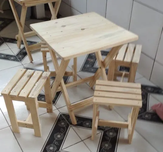 Conjunto Mesa dobrável com 4 banquinhos, pinus crú o envernizado 