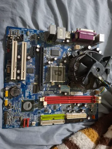 Placa mãe Gigabyte GA-VM900M - Seminova