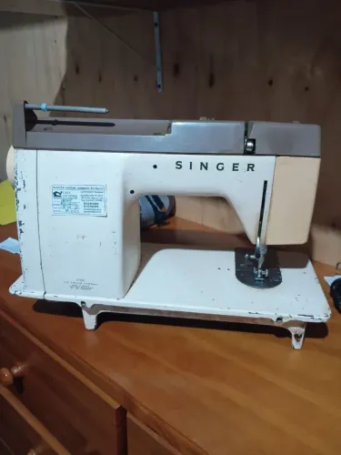 Vendo máquina de costura Singer 270c tudo ok sem detalhes 